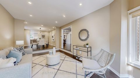 Photo 3 at 20 Edinburgh Drive, Doncrest, Richmond Hill