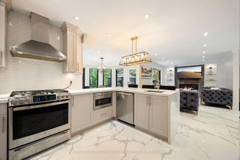 Photo 10 at 78 Charing Crescent, Aurora Highlands, Aurora