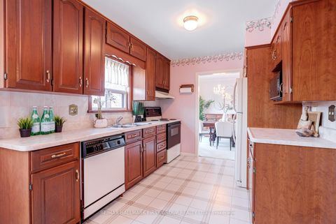 Photo 6 at 48 Ravencliff Crescent, Sullivan, Toronto