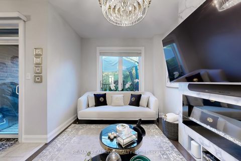 Photo 1 at 67 Collin Court, Jefferson, Richmond Hill