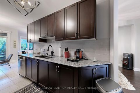 Photo 4 at 67 Collin Court, Jefferson, Richmond Hill