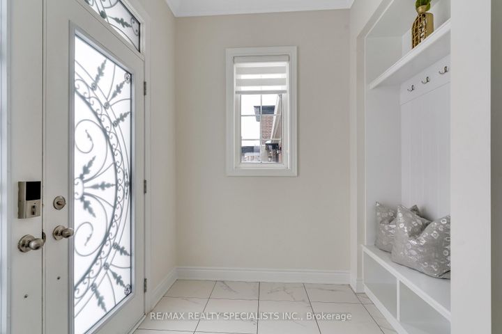 Photo 4 at 602 Queen Mary Drive, Northwest Brampton, Brampton