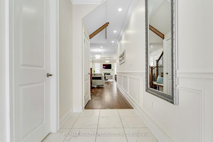 Photo 5 at 602 Queen Mary Drive, Northwest Brampton, Brampton