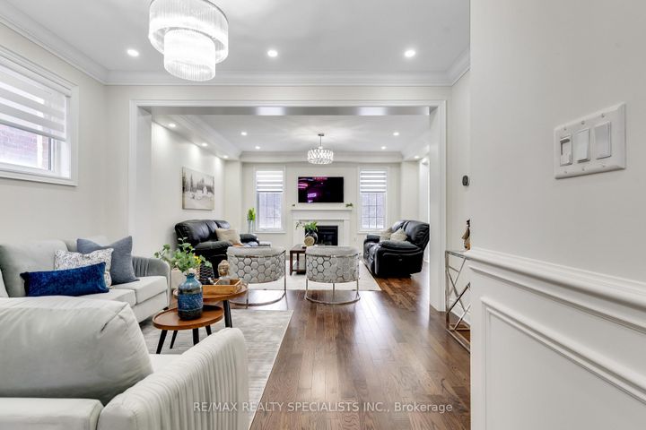 Photo 6 at 602 Queen Mary Drive, Northwest Brampton, Brampton