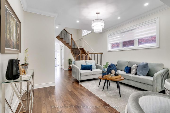 Photo 7 at 602 Queen Mary Drive, Northwest Brampton, Brampton