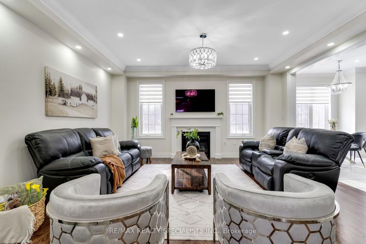 Photo 8 at 602 Queen Mary Drive, Northwest Brampton, Brampton