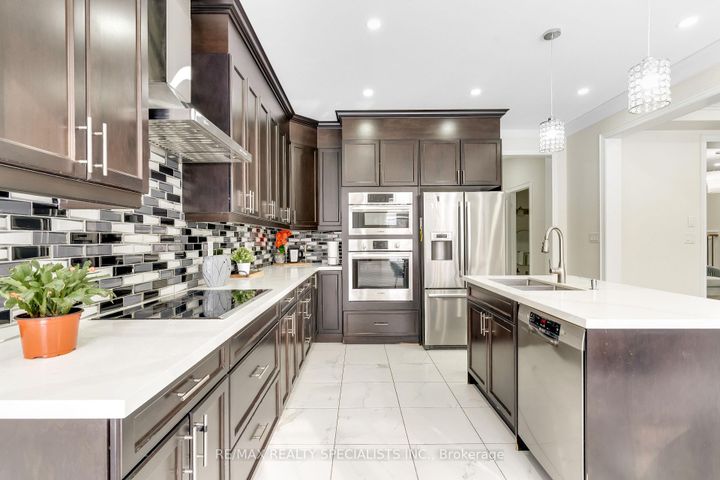 Photo 10 at 602 Queen Mary Drive, Northwest Brampton, Brampton