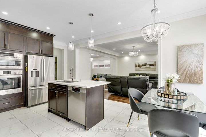 Photo 11 at 602 Queen Mary Drive, Northwest Brampton, Brampton