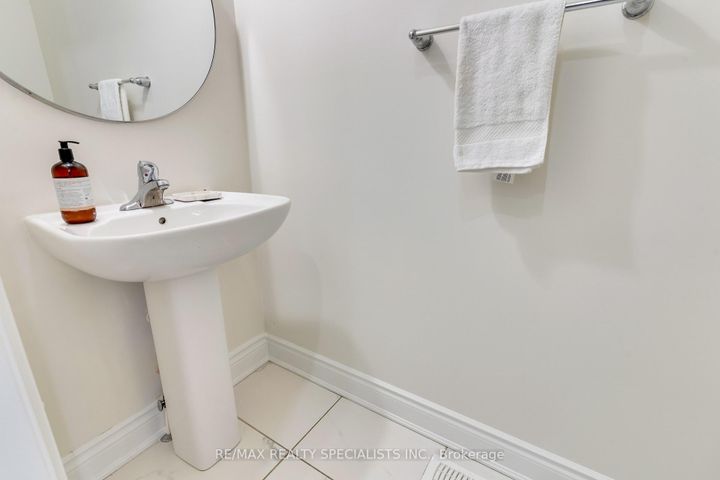 Photo 13 at 602 Queen Mary Drive, Northwest Brampton, Brampton