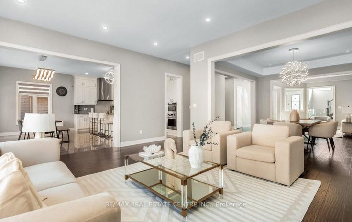 Photo 5 at 9 Rolling Acres Drive, Northwest Brampton, Brampton