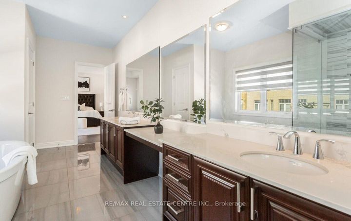 Photo 17 at 9 Rolling Acres Drive, Northwest Brampton, Brampton