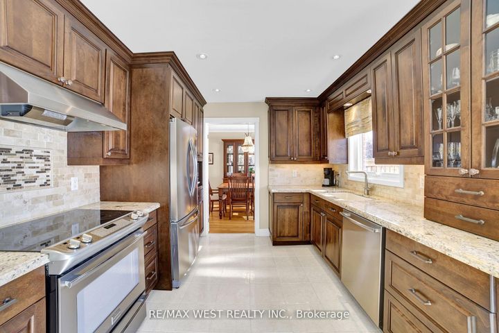 Photo 3 at 306 Pinegrove Road, WO West, Oakville