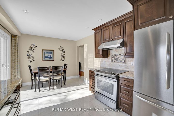 Photo 4 at 306 Pinegrove Road, WO West, Oakville