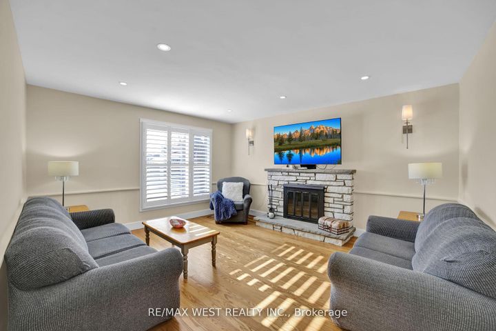 Photo 7 at 306 Pinegrove Road, WO West, Oakville