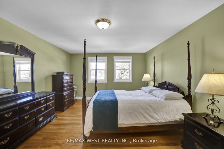 Photo 8 at 306 Pinegrove Road, WO West, Oakville