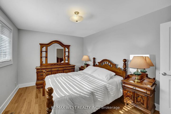 Photo 11 at 306 Pinegrove Road, WO West, Oakville
