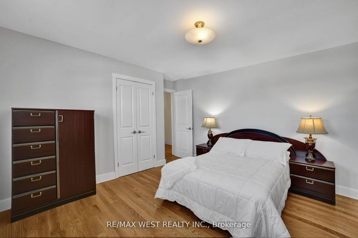 Photo 12 at 306 Pinegrove Road, WO West, Oakville