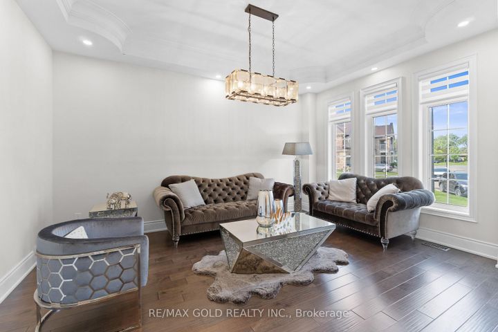 Photo 3 at 40 Autumn Olive Way, Toronto Gore Rural Estate, Brampton