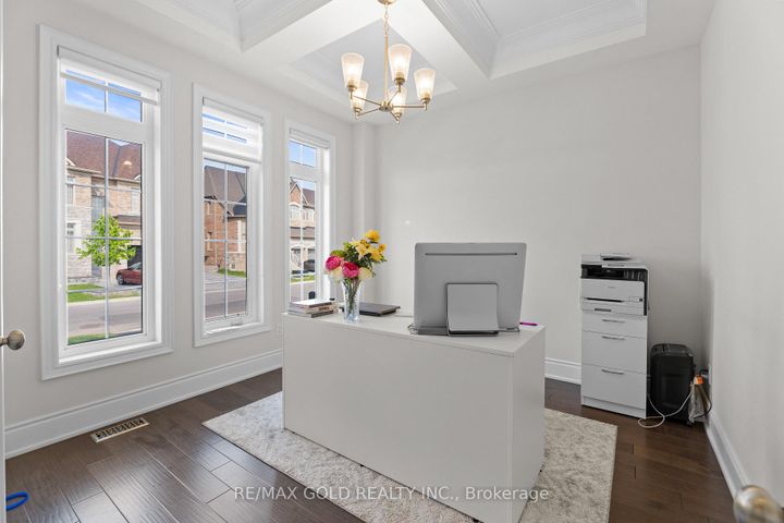 Photo 5 at 40 Autumn Olive Way, Toronto Gore Rural Estate, Brampton