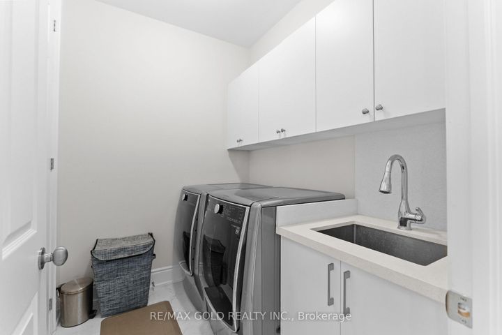 Photo 11 at 40 Autumn Olive Way, Toronto Gore Rural Estate, Brampton