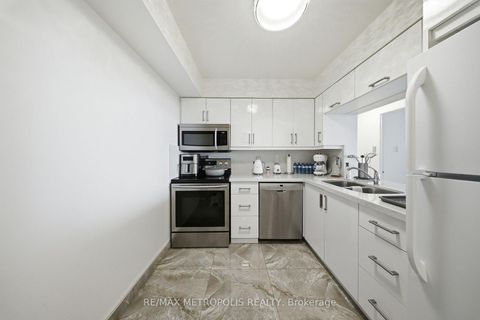 Photo 13 at 1501 - 11 Townsgate Drive, Yorkhill, Vaughan