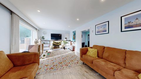 Photo 2 at 10 Arlene Crescent, Bendale, Toronto