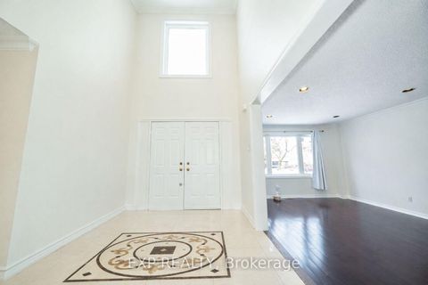 Photo 6 at 25 Pearl Gate Court, Doncrest, Richmond Hill