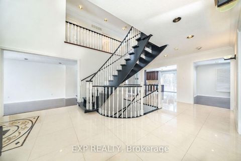 Photo 8 at 25 Pearl Gate Court, Doncrest, Richmond Hill