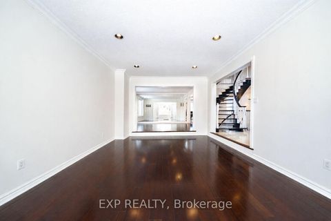 Photo 10 at 25 Pearl Gate Court, Doncrest, Richmond Hill