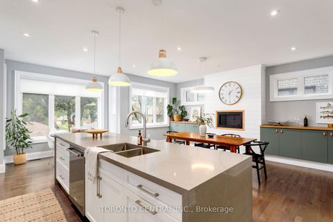 Photo 11 at 9 Chimney Swift Court, Rosethorn, Toronto