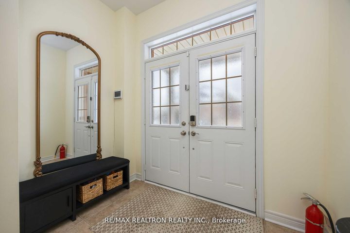 Photo 1 at 10 White Spruce Crescent, Patterson, Vaughan