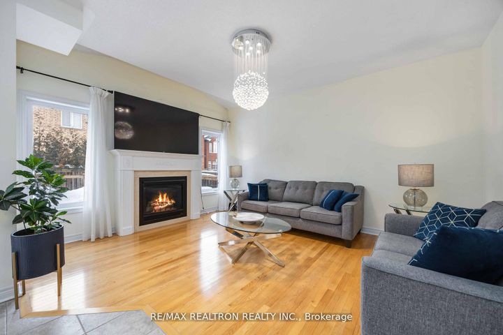 Photo 5 at 10 White Spruce Crescent, Patterson, Vaughan