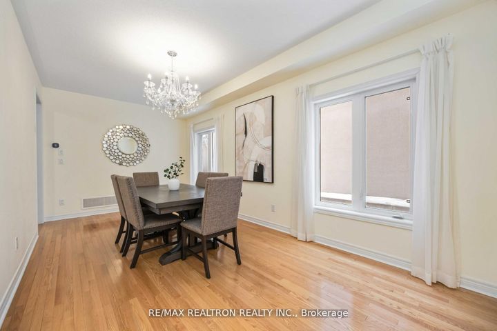 Photo 6 at 10 White Spruce Crescent, Patterson, Vaughan