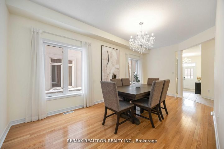 Photo 7 at 10 White Spruce Crescent, Patterson, Vaughan