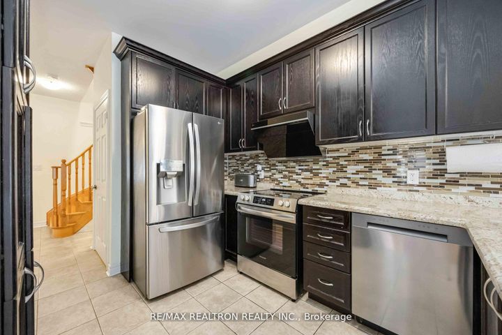 Photo 9 at 10 White Spruce Crescent, Patterson, Vaughan