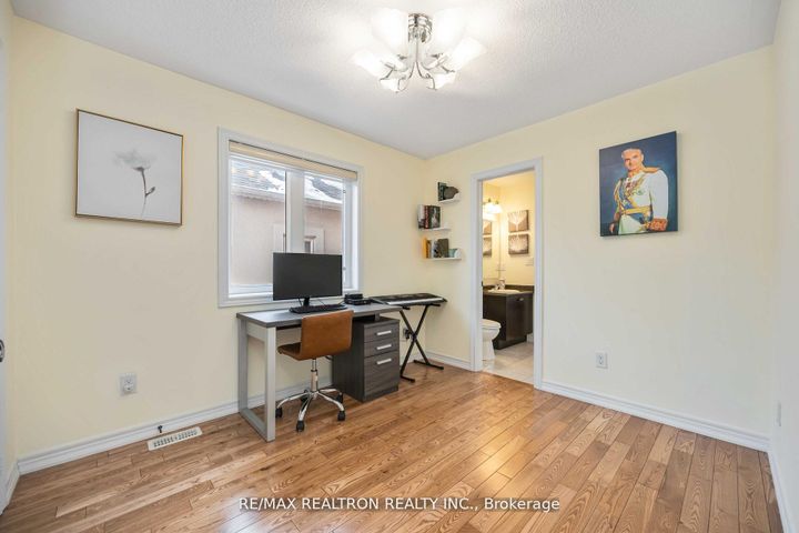 Photo 20 at 10 White Spruce Crescent, Patterson, Vaughan