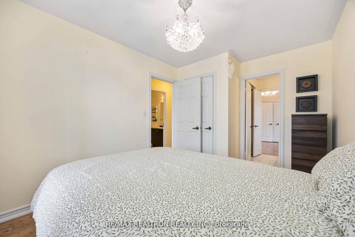 Photo 24 at 10 White Spruce Crescent, Patterson, Vaughan