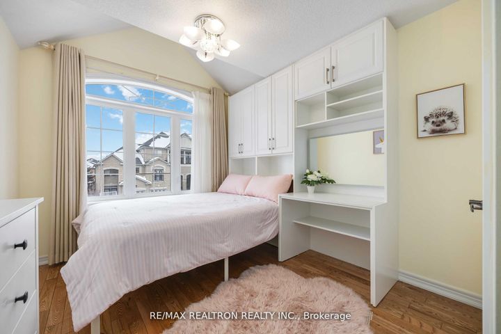 Photo 25 at 10 White Spruce Crescent, Patterson, Vaughan