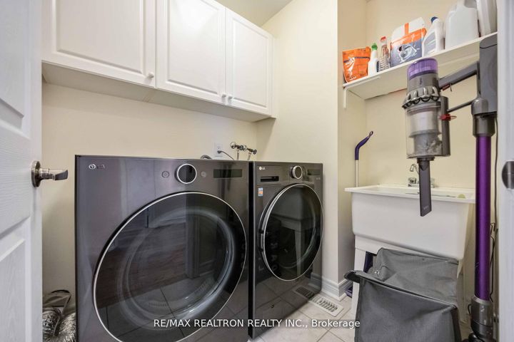 Photo 28 at 10 White Spruce Crescent, Patterson, Vaughan