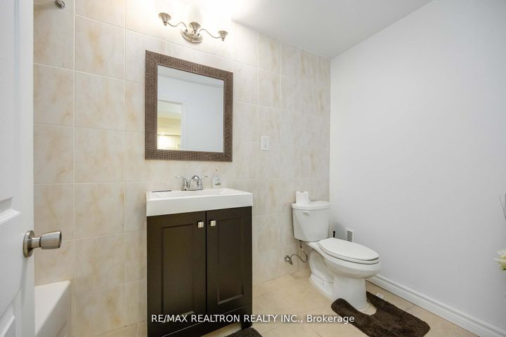 Photo 32 at 10 White Spruce Crescent, Patterson, Vaughan