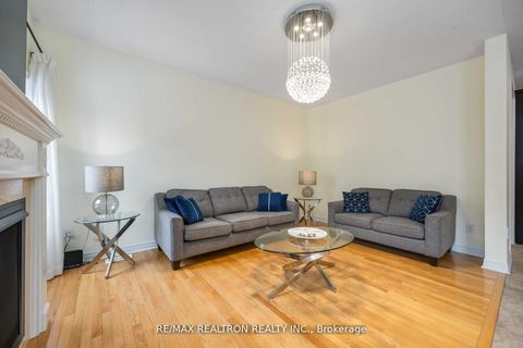 Photo 3 at 10 White Spruce Crescent, Patterson, Vaughan