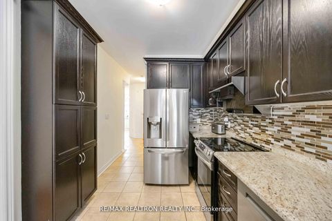 Photo 11 at 10 White Spruce Crescent, Patterson, Vaughan