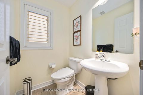 Photo 14 at 10 White Spruce Crescent, Patterson, Vaughan