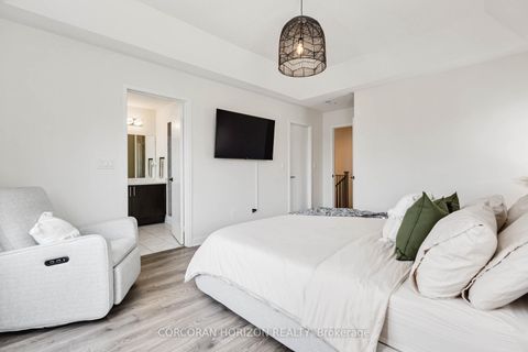 Photo 25 at 81 Dundonald Trail, Glenway Estates, Newmarket