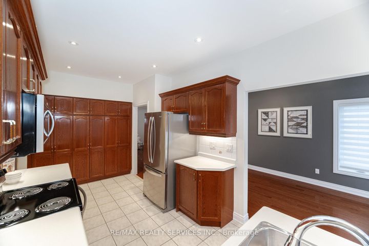 Photo 13 at 3 Tuscany Lane, Wellington, Brampton