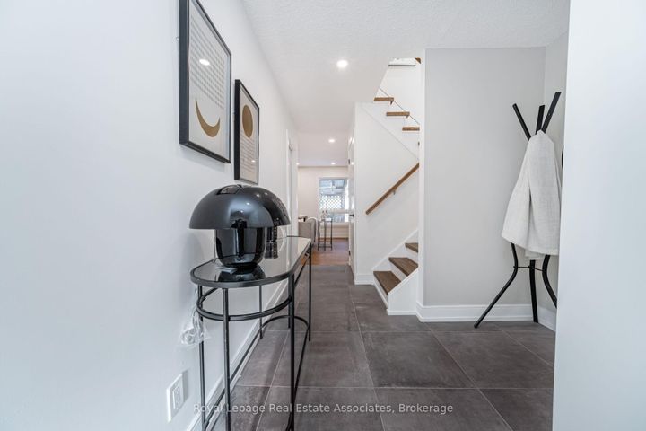 Photo 4 at 471 Valhalla Court, WO West, Oakville