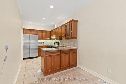 Photo 10 at 59 Kingsbridge Circle, Beverley Glen, Vaughan