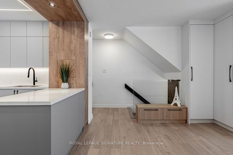 Photo 1 at 1035 - 33 Harbour Square, Waterfront Communities C1, Toronto