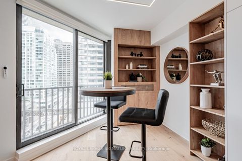 Photo 10 at 1035 - 33 Harbour Square, Waterfront Communities C1, Toronto