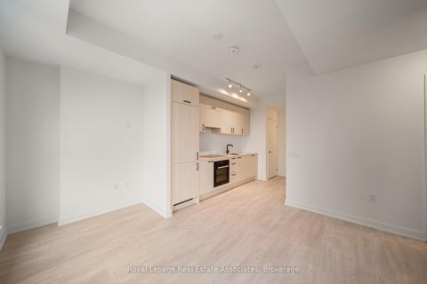 Photo 5 at 1004 - 1 Quarrington Lane, Don Mills, Toronto